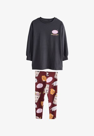 Czarny top z długim rękawem z napisem „Bubble Purrfectly Bubbly” oraz bordowe legginsy z motywem kotów z kreskówek i ilustracjami bubble tea.