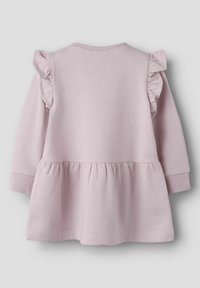 Gaiši rozā garām piedurknēm kleita ar volānu uz pleciem, savāktu svārku un ribinieku aprocēm. Izgatavota no mīksta, teksturēta auduma. Vienkāršs aizmugurējais dizains.