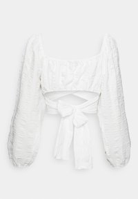 Top bianco accorciato con scollatura quadrata, maniche lunghe a sbuffo, tessuto testurizzato e chiusura con lacci sul retro.