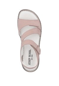 Světle růžové sandály s třemi překříženými pásky, polstrovanou stélkou a lehkou podrážkou. Mají měkkou texturu a nastavitelné pásky.