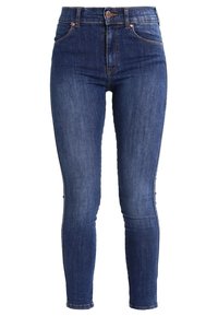 Jeans ajustados de mezclilla azul oscuro con una cintura alta, cinco bolsillos y detalles de costura sutiles. La tela parece ligeramente texturizada.