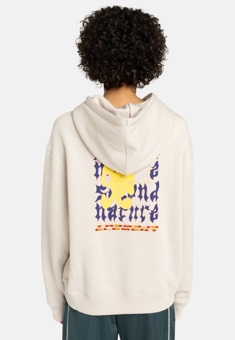 Crème-kleurige hoodie met een grote, kleurrijke grafiek op de achterkant met een gele beer illustratie en gestileerde tekst.
