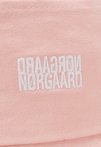 Mads Nørgaard SHADOW BULLY HAT UNISEX - Hatt - strawberry cream