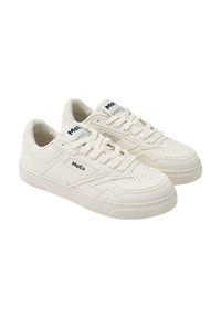 Hvite sneakers med en teksturert gummisåle, glatt skinnoverdel, perforerte detaljer og svart merkevare på tungen og siden.