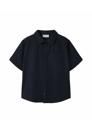 Schwarzes kurzärmeliges Hemd mit Knopfleiste, Kragen und Brusttasche, vor weißem Hintergrund präsentiert.