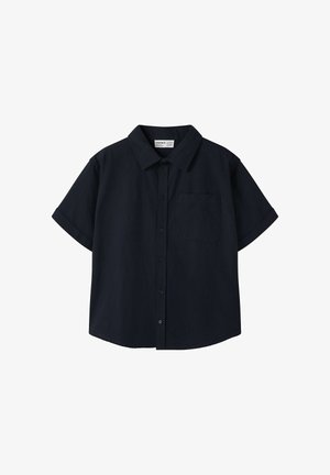 Rövid ujjú fekete gombos ing gallérral és mellzsebbel, fehér háttéren bemutatva.