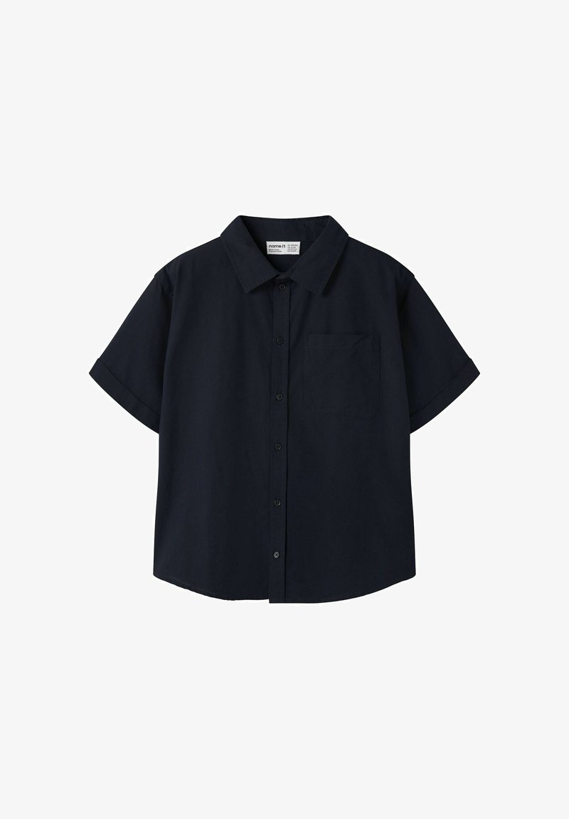 Μαύρο πουκάμισο με κοντά μανίκια, κουμπιά, γιακά και τσέπη στο στήθος, παρουσιασμένο σε λευκό φόντο.