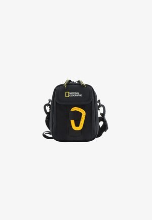 Schwarze Tasche mit strukturierter Oberfläche, vorderer gelber Karabinerclip, verstellbarer Riemen und National Geographic-Logo oben.