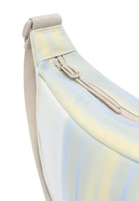 Borsa a spalla tessurizzata con design curvato, tessuto blu pastello e giallo, e una cerniera con un tirante beige.
