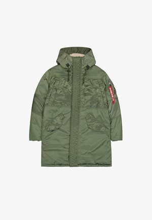 Oliwkowa, długa parka z błyszczącego nylonu, z kapturem wykończonym sztucznym futrem, dwoma przednimi kieszeniami i kieszenią na zamek na rękawie.