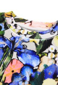 Lillemustriga kangas erkroheliste, roosade ja kollaste lilledega helel taustal. Omab soonikkoes ümarat kaelust ja pehmet tekstuuri.