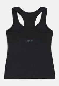 Svart atletisk racerback-singlet med meshpanel og "AEROREADY" trykt på øvre del av ryggen.