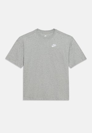 Обикновена светлосива тениска с къси ръкави и кръгло деколте на Nike с бяло лого Nike върху лявата страна на гърдите.
