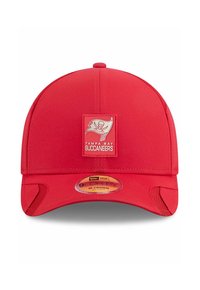 Rote Baseballmütze mit dem Logo der Tampa Bay Buccaneers auf einem quadratischen Patch an der Vorderseite. Hergestellt aus einem glatten Stoff mit einem gebogenen Schirm.