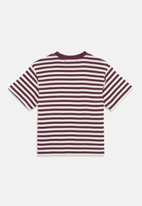 Kortermet T-skjorte med et rødbrunt og kremfarget horisontalt stripemønster, laget av bomull, med rund hals, avslappet passform og ingen synlige dekorasjoner.