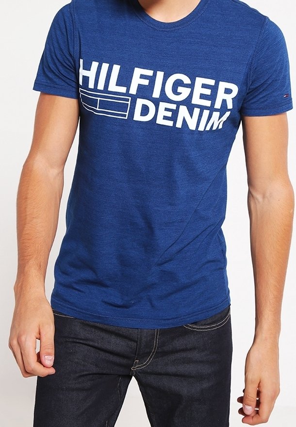 Tyrkysové bavlněné tričko s bílým logem "HILFIGER DENIM" napříč hrudníkem. Krátké rukávy, kulatý výstřih a přiléhavý střih.