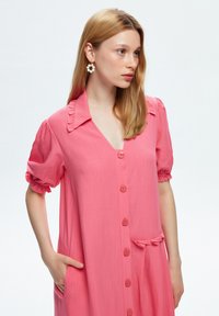 adL FRONT BUTTONED FRILLED  - Blusenkleid - pink