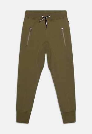 Oliwkowe spodnie dresowe z prążkowanym paskiem i ściągaczami, czarno-białym sznurkiem oraz dwoma przednimi kieszeniami na zamek, na białym tle.