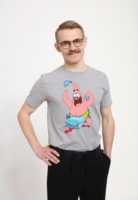 Henry Tiger SPONGEBOB SQUAREPANTS WRAPPER PATRICK - T-shirt z nadrukiem