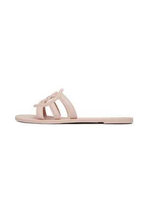 Beige flad slip sandal med tre brede stropper og et dekorativt cirkeldesign på den øverste strop.
