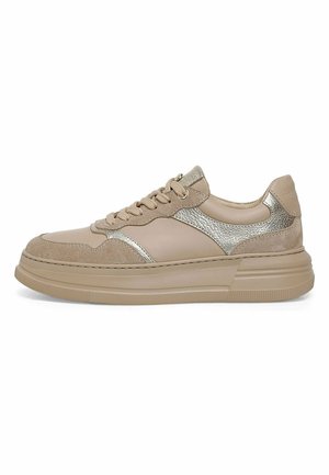 Zapatilla beige con detalles en ante y metálicos, puntera redondeada, parte superior con cordones y suela más gruesa con detalles texturizados.