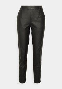 Zwarte high-waisted slim-fit nep leren broek met riemlussen en voorzakken op een witte achtergrond.