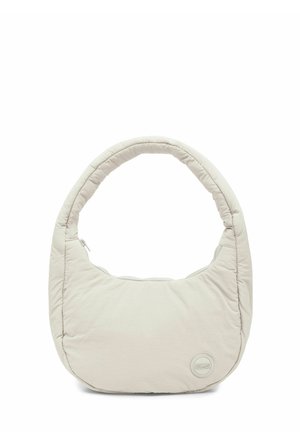 Sac à main matelassé beige clair avec poignée arrondie et petit patch logo circulaire sur le côté inférieur droit, isolé sur fond blanc.