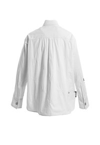 Camisa blanca de manga larga con patrones circulares bordados, puños abotonados y un bolsillo lateral. Tejido ligeramente texturizado. Diseño de cuello clásico.