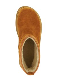 Suède enkellaars in warm oranje met een ronde neus, gevoerde fleece voering en een flexibele rubberen zool met stiksel langs de rand.