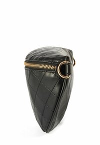 Czarna pikowana skórzana torba z złotymi akcentami, o zaokrąglonym kształcie i wyraźnym detalu suwaka, prezentująca gładką fakturę.