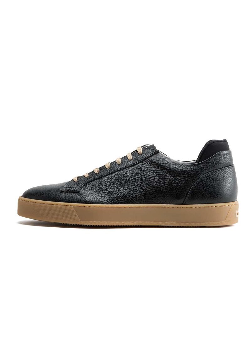 Schwarze Leder-Sneaker mit strukturierten Oberflächen, beigem Gummisohle und kontrastierenden beige-weißen Schnürsenkeln. Abgerundete Form mit gepolsterter Knöchellage.