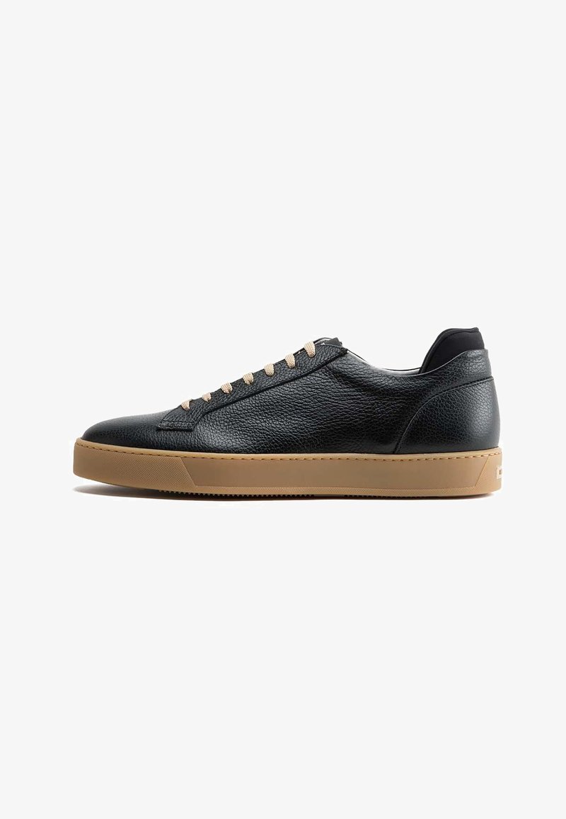 Schwarze Leder-Sneaker mit strukturierten Oberflächen, beigem Gummisohle und kontrastierenden beige-weißen Schnürsenkeln. Abgerundete Form mit gepolsterter Knöchellage.