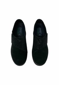 Scarpe nere slip-on con una combinazione di camoscio e una fascia in tessuto testurizzato decorata con piccole pietre preziose. Sottopiede in schiuma memoria per il massimo comfort.