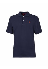 Polo shirt blu navy a maniche corte in cotone, con patta a tre bottoni e un logo arancione sul petto. Vestibilità classica, texture liscia.