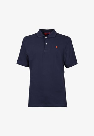 Polo shirt blu navy a maniche corte in cotone, con patta a tre bottoni e un logo arancione sul petto. Vestibilità classica, texture liscia.