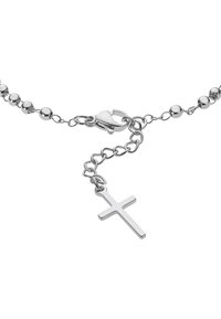 Braccialetto a catena d'argento con perle tonde e chiusura a moschettone, con un semplice pendente a forma di croce. Texture liscia con una finitura lucida.