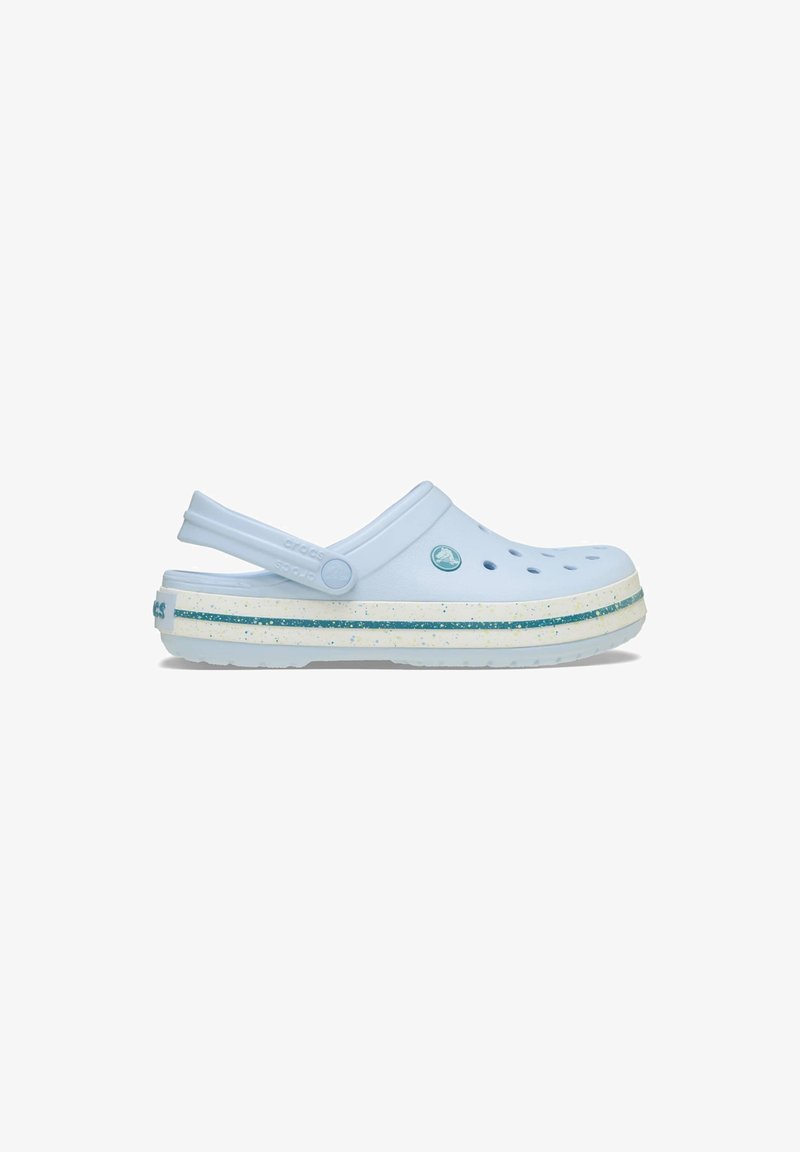 Helleblaue Clogs mit Belüftungslöchern, leicht erhöhtem Absatz und einer weißen Sohle mit mehrfarbigen Sprenkeln und einem blauen Akzentstreifen.