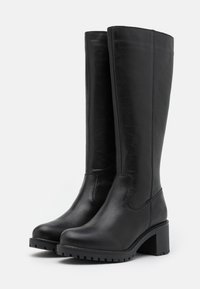 Botas negras hasta la rodilla de cuero liso con tacón cuadrado, que presentan una punta ligeramente redondeada y una suela de goma texturizada para mayor tracción.