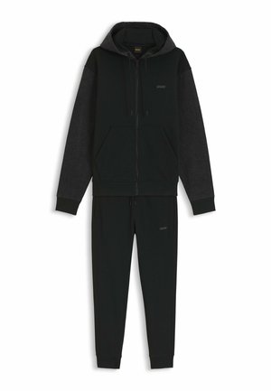 Sweat à capuche zippé noir pour homme avec manches gris foncé, associé à un pantalon de jogging noir assorti, tous deux arborant des logos BOSS discrets.