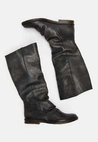 Schwarze Lederstiefel bis zum Knie mit einem lässigen Design, einer runden Zehenform und einem niedrigen, gestuften Absatz. Schmetterlingslogo auf der Seite geprägt.