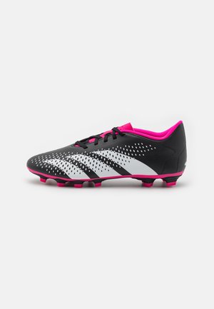 Stivali da calcio neri con accenti rosa, caratterizzati da una parte superiore testurizzata, un design a strisce e tacchetti rossi per la trazione su superfici erbose.