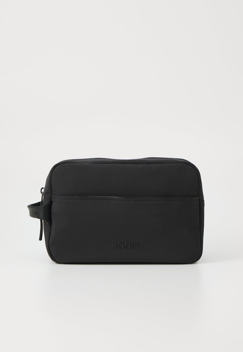 Borsa da toiletta in nylon nero con forma rettangolare, texture liscia, chiusura con zip e una tasca frontale con il nome del marchio impresso.