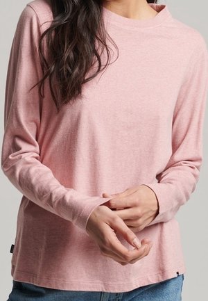 Camisa de manga larga de color rosa, hecha de una tela suave, con un escote redondo y un corte relajado. Textura sutil sin patrones o acentos visibles.