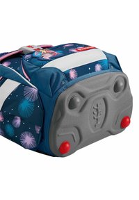 Mochila con ruedas que presenta una tela azul oscura con patrones de ráfagas de estrellas multicolores, una base gris, ruedas rojas y un parche de logo destacado.