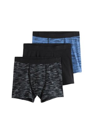 Tre par herreboxershorts i sort, blå med sorte striber og sort med grå striber, stablet på en hvid baggrund.