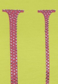 Neon groene stof met een gladde textuur heeft twee verticale lijnen bezet met roze rhinestones, wat een opvallend decoratief patroon creëert.