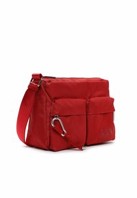 Punane tekstuuriga õlakott kahe esiklapiga taskuga ja reguleeritava rihmaga, millel on hõbedane karabiinklamber.