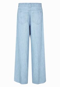Svetlo modri široki kavbojki iz denima, ki vključujejo rebrast elastičen pas, dve zadnji žep in ravno obrobljen rob.