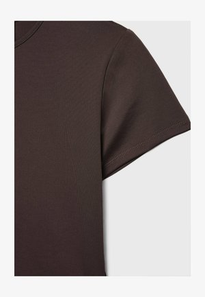 T-shirt court à manches courtes de couleur brun foncé, fabriqué en matériau lisse et extensible, avec un col rond classique et des détails de couture soignés.
