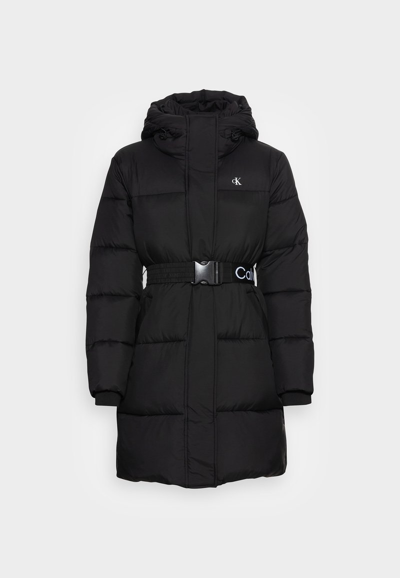 Czarna kurtka puchowa z paskiem w talii. Posiada kaptur, pikowany fason, elastyczne mankiety oraz logo na piersi. Gładka tekstura.